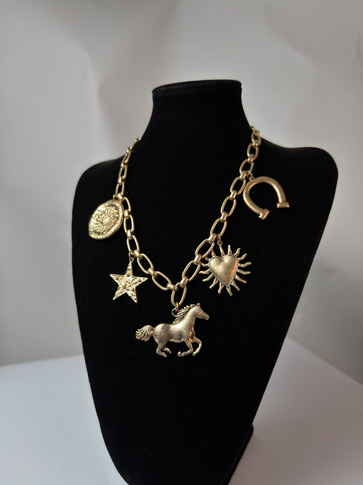 Náhrdelník kůň - výrazný zlatý šperk se symboly