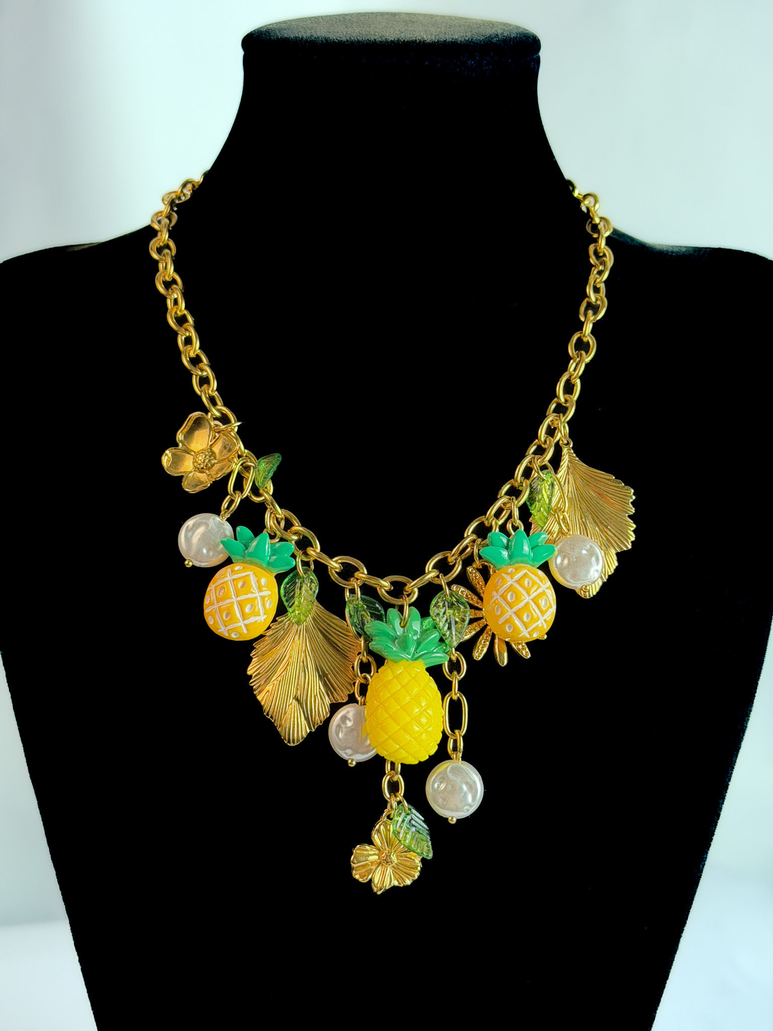 Tropický náhrdelník z chirurgické oceli - ananas, květiny a listy ve zlaté barvě