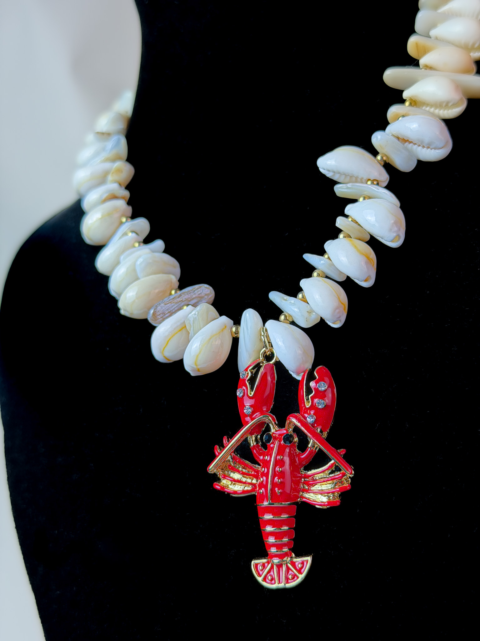 Náhrdelník z mušlí s humrem - výrazný letní šperk s krystaly