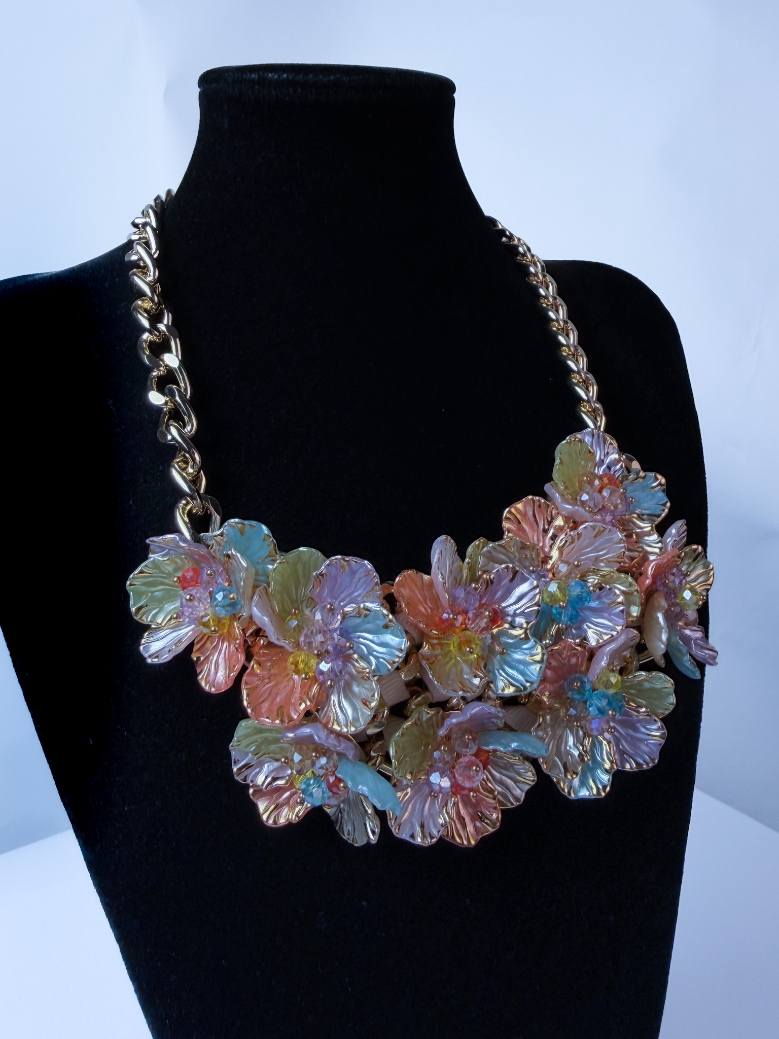 Květinový náhrdelník s pastelovými květy - výrazný zlatý šperk