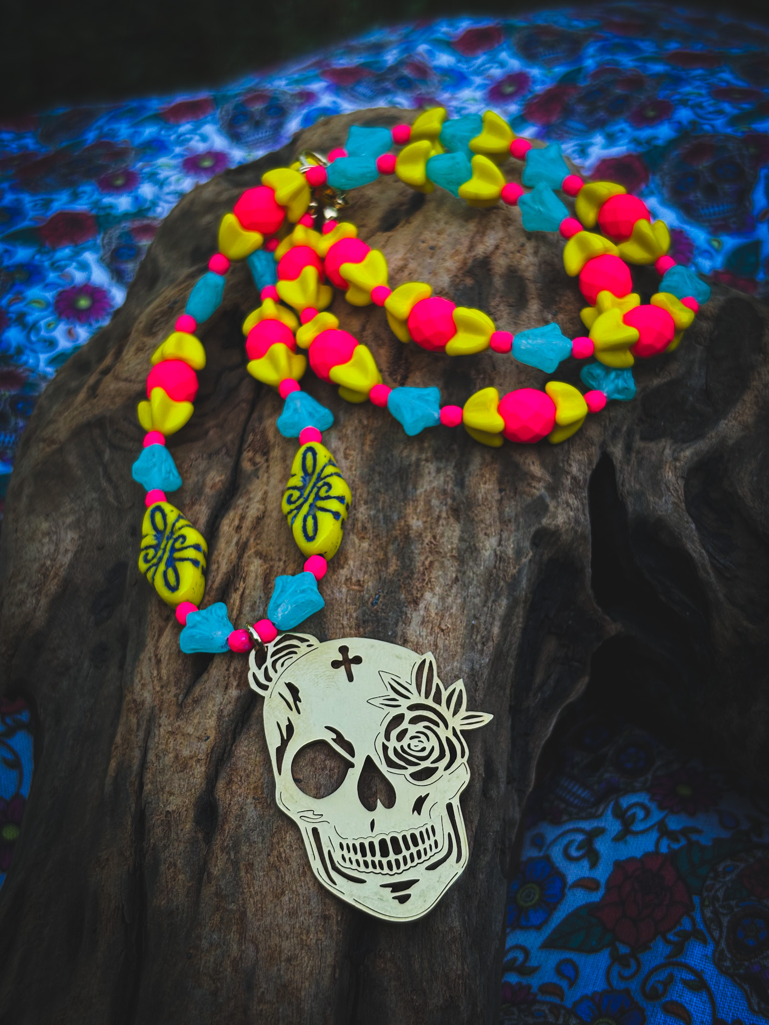 Extravagantní náhrdelník s mexickou lebkou