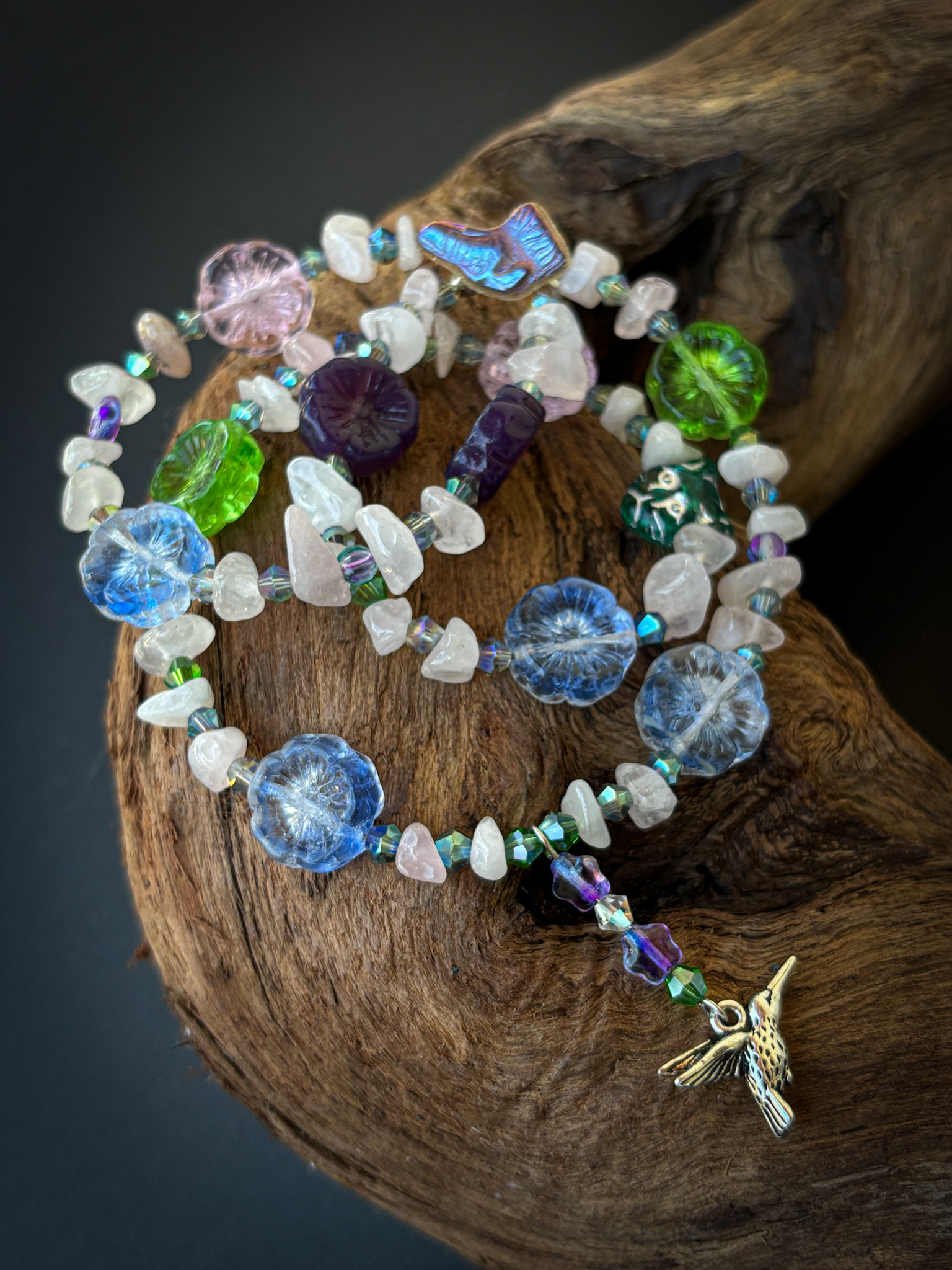 Barevný náhrdelník kolibřík