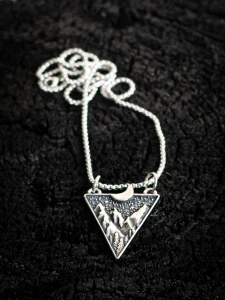 Pánský náhrdelník s přívěskem hory