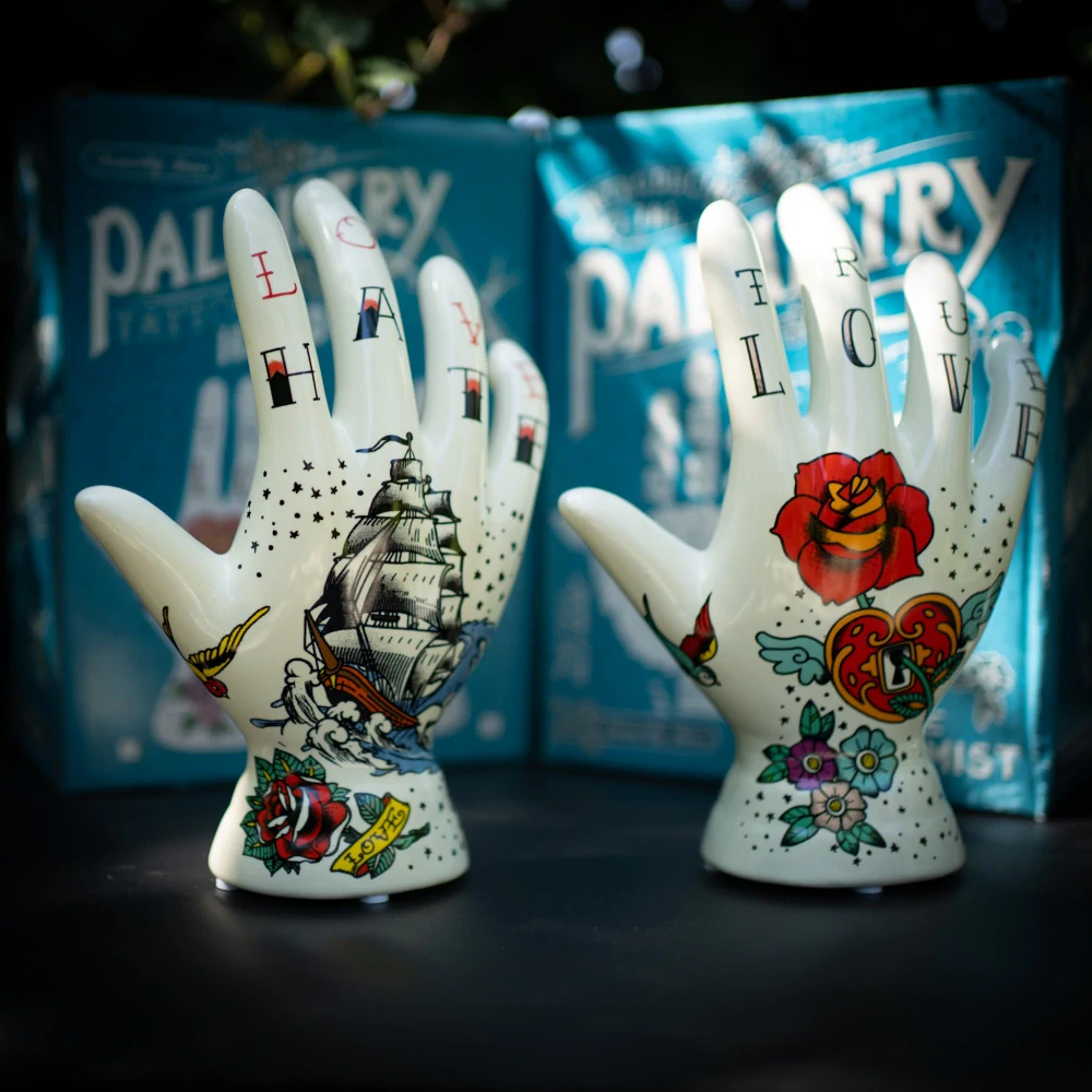 Tetovaní - frenologická ruka Love/Hate