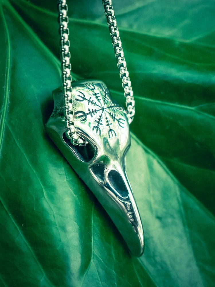 Pánský náhrdelník z chirurgické oceli havran lebka