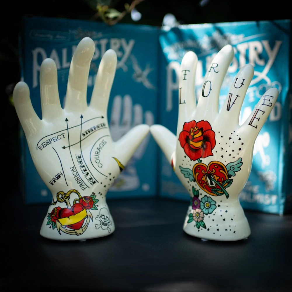 Tetovaní - frenologická ruka Love/Hate