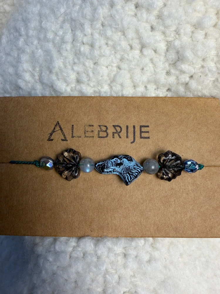 Dámský náramek Pes – české sklo a labradorit v modro-černo-duhových tónech