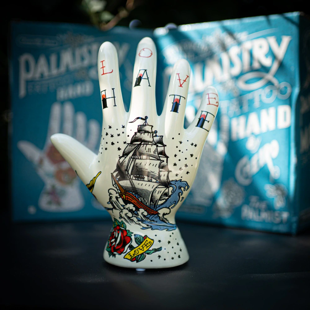 Tetovaní - frenologická ruka Love/Hate