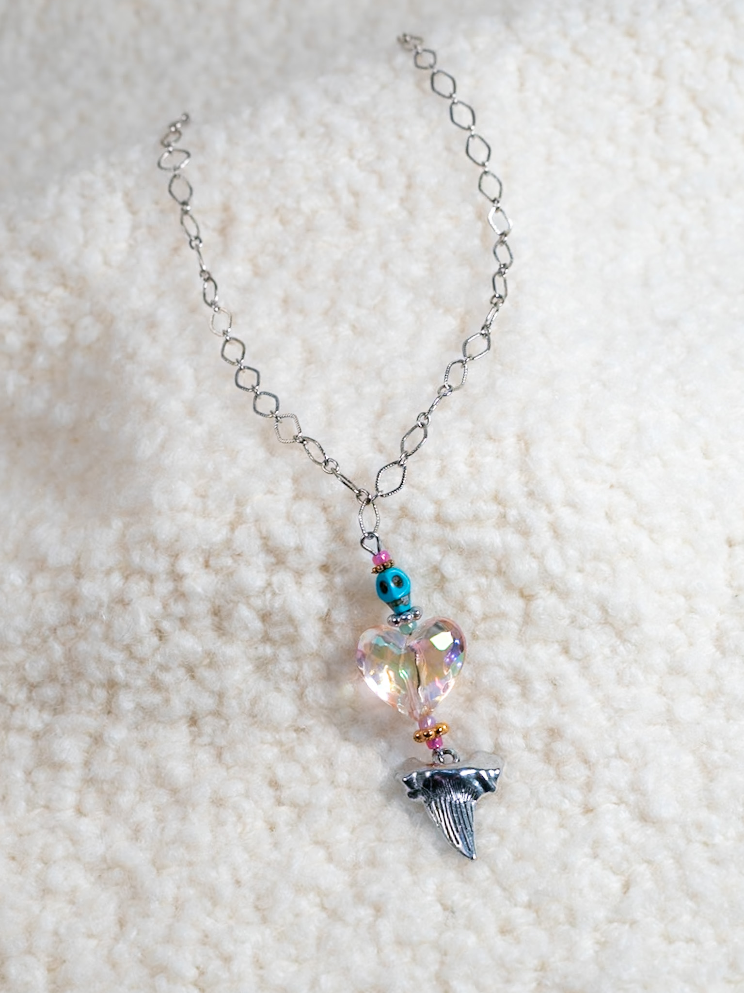 Náhrdelník žraločí zub