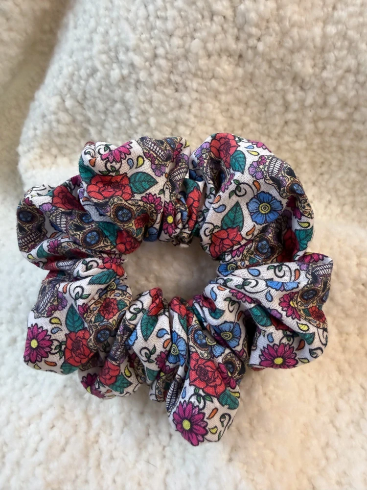 Designová ručně šitá gumička do vlasů