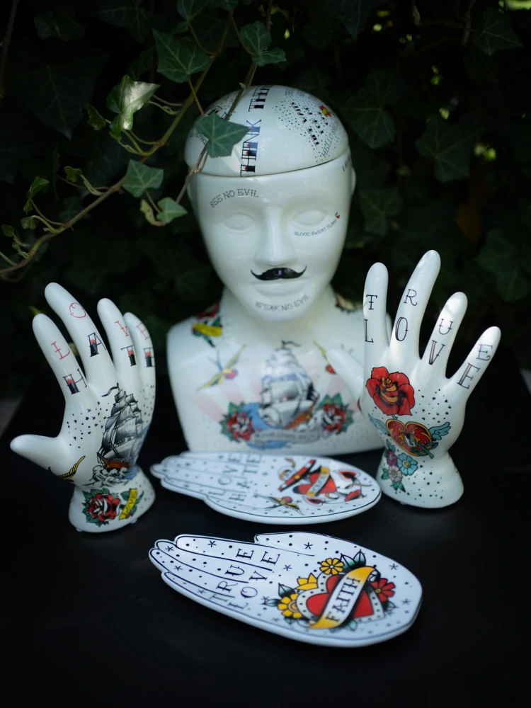 Tetovaní - frenologická ruka Love/Hate